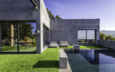 Villa with heated pool and sea views